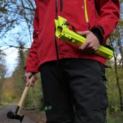 Marteau avec magasin distributeur simple jaune pour plaquettes forestières Le Besson