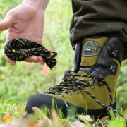 Zoom sur les lacets noir et jaune ANDREW