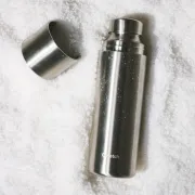 Zoom sur la Thermos Isotherme en Inox de 750mL de QWETCH