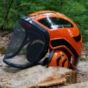 Côté du casque Protos Integral Arborist Orange et Noir PFANNER