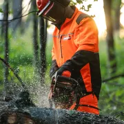 Mise en contexte de la veste de travail Protect Pro orange & noire de Oregon