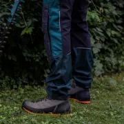 Vu sur les chaussures d'élagage RAMBLE GTX en gris et orange de Haix