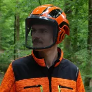 Mise en contexte du casque Protos Integral Arborist Orange et Noir PFANNER