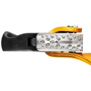 Ouverture du bloqueur ventral CROLL de taille L PETZL