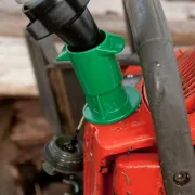 Utilisation du bec verseur d’huile pour chaînes pour les bidons double de Oregon