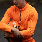 Utilisation du t-shirt à manches longues orange Performance de Arbortec