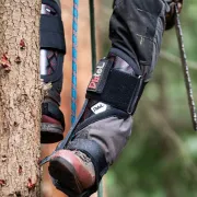 Vu sur les griffes d'élagage en carbone avec sangles cuir de Distel