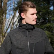 Zoom sur la veste de travail tricot noir zippée Advanced MASCOT