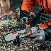 Mise en contexte d'un kit d'affûtage X-CUT 2 en 1 pour chaîne de tronçonneuse de HUSQVARNA