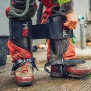 Vu sur les griffes d'élagage en carbone avec sangles velcro de Distel