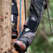 Zoom sur des grimpettes de démontage Carbon 3.1 avec sangles en velcro de Distel