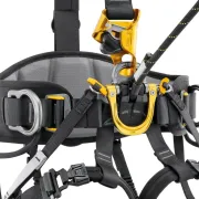 Zoom sur le harnais pour travaux en hauteur ASTRO EUR de Petzl