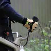 Utilisation des gants en cuir PIQUANT anti-épines de Rostaing