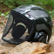 Plan sur le casque Protos Forest Noir et Carbone PFANNER