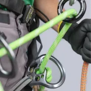 Zoom en utilisation du baudrier TreeRex II de Edelrid
