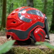Vu sur le casque Protos Forest Rouge et Gris PFANNER
