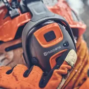 Zoom sur les coquilles antibruit avec communication Bluetooth, X-SYNC de HUSQVARNA