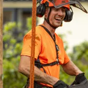 Utilisation du t-shirt à manches courtes orange Performance de Arbortec