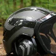 Zoom sur le casque d'élagage Protos Integral Black et Carbone Pfanner