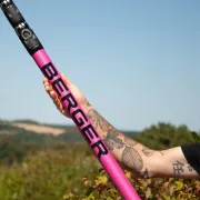 Mise en contexte de la perche télescopique carbone ArboRapid PINKtober 4 éléments de BERGER