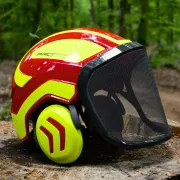 Plan sur le casque Protos Forest Rouge et Jaune PFANNER