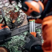 Utilisation d'un kit d'affûtage X-CUT 2 en 1 pour chaîne de tronçonneuse de HUSQVARNA