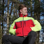Utilisation de la veste polaire rouge et jaune Jobby de Pfanner