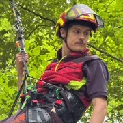 Mise en Contexte du Gilet Protos Inuit Rouge et Jaune de Pfanner