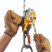 Fermeture du descendeur auto-freinant I'D S pour travaux en hauteur de PETZL