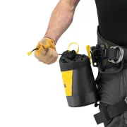 fermeture de la pochette de rangement Toolbag 3L de Petzl