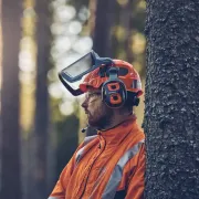 Vu sur les coquilles antibruit avec communication Bluetooth, X-SYNC de HUSQVARNA
