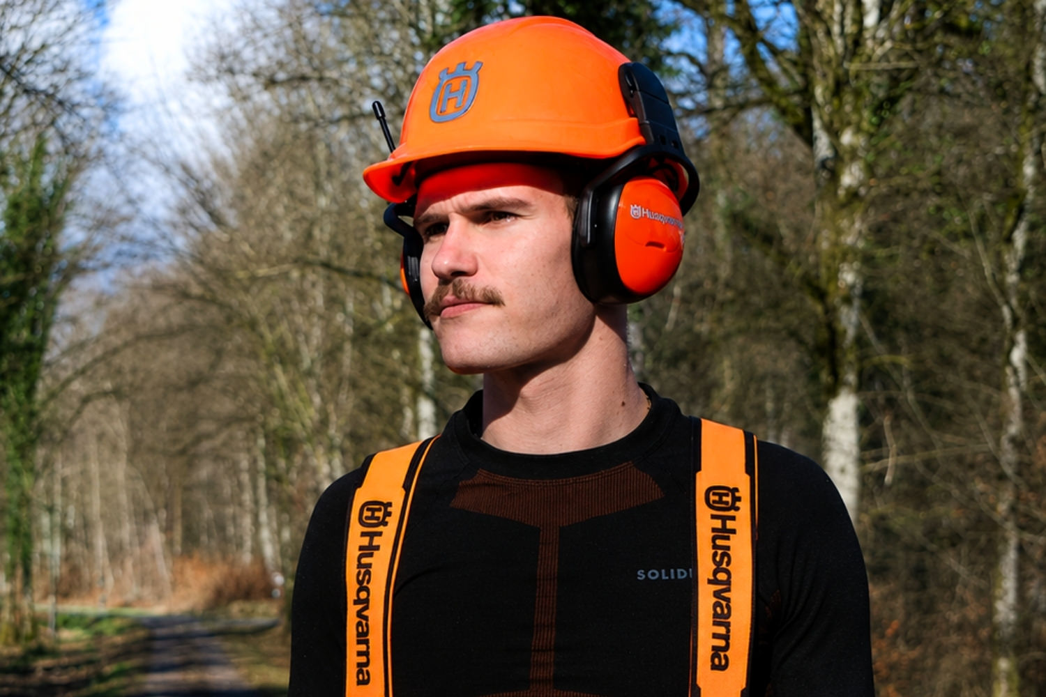 Protection complète du bûcheron pour travailler en sécurité avec une tronçonneuse