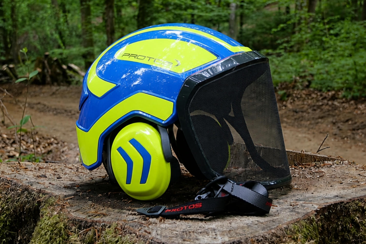 Casque Protos équipé d’une visière et de protections auditives
