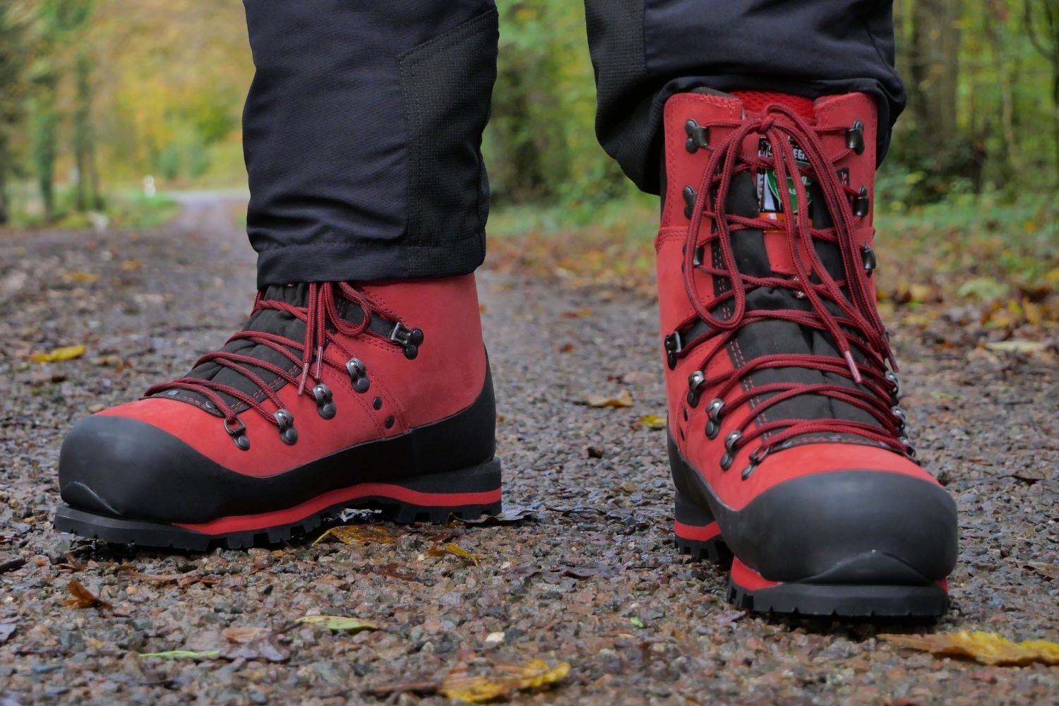 Chaussures anti-coupure pour tronçonneuse destinées aux bûcherons et élagueurs