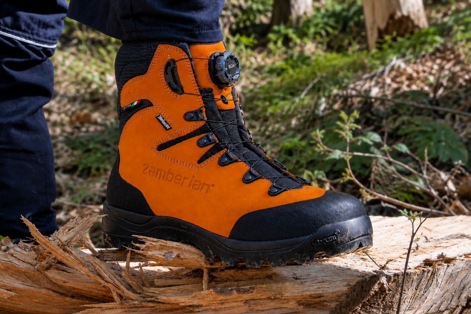 Chaussure professionnelle portée lors d’un travail d’élagage
