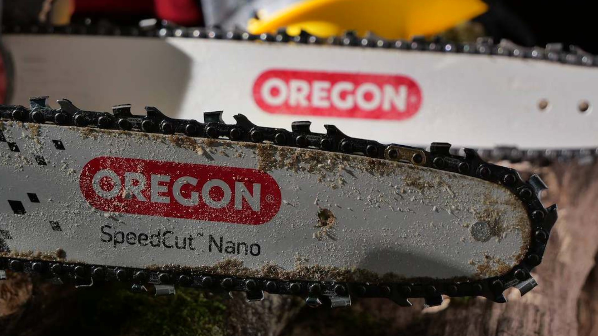 Guide-chaîne Oregon et chaîne de tronçonneuse présentant des signes d’utilisation et d’usure