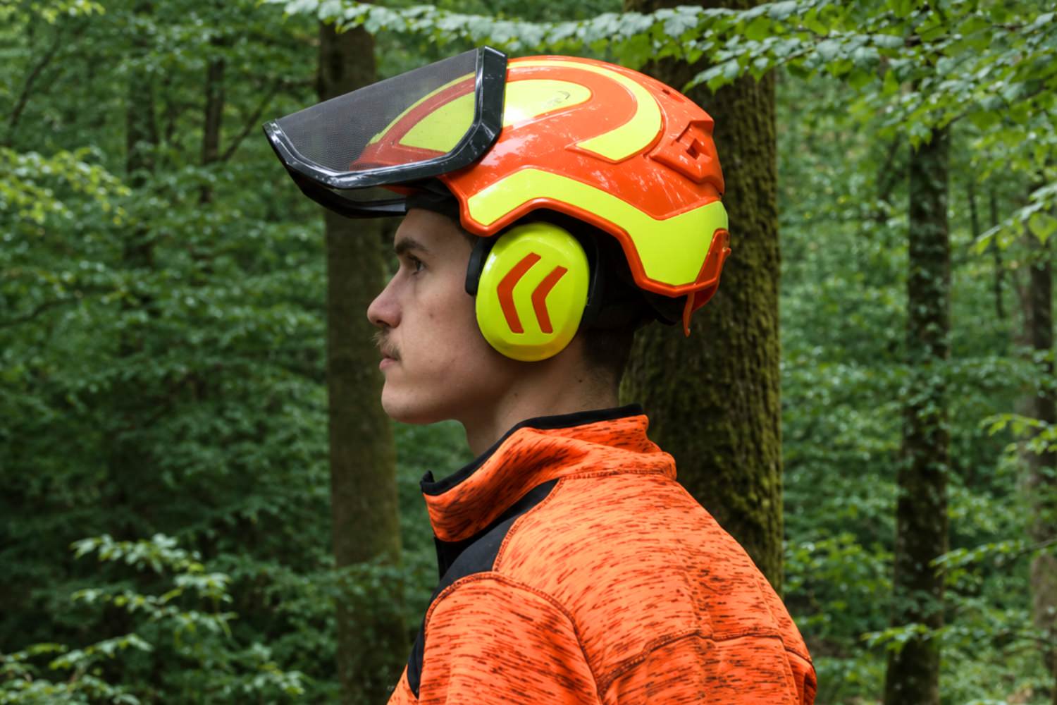 Casque Protos porté en forêt, vue de profil