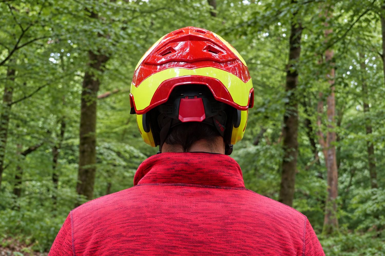 Casque Protos rouge porté en forêt, vue arrière