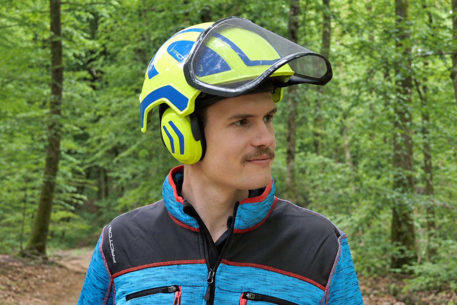 Casque Protos Integral utilisé dans un environnement professionnel