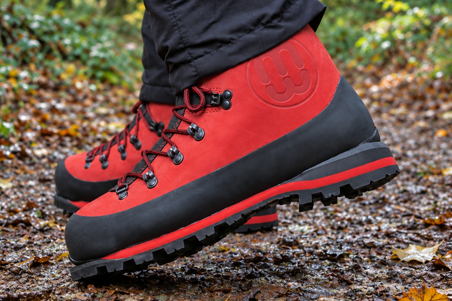 Chaussures anti-coupure de bûcheron utilisées en environnement forestier